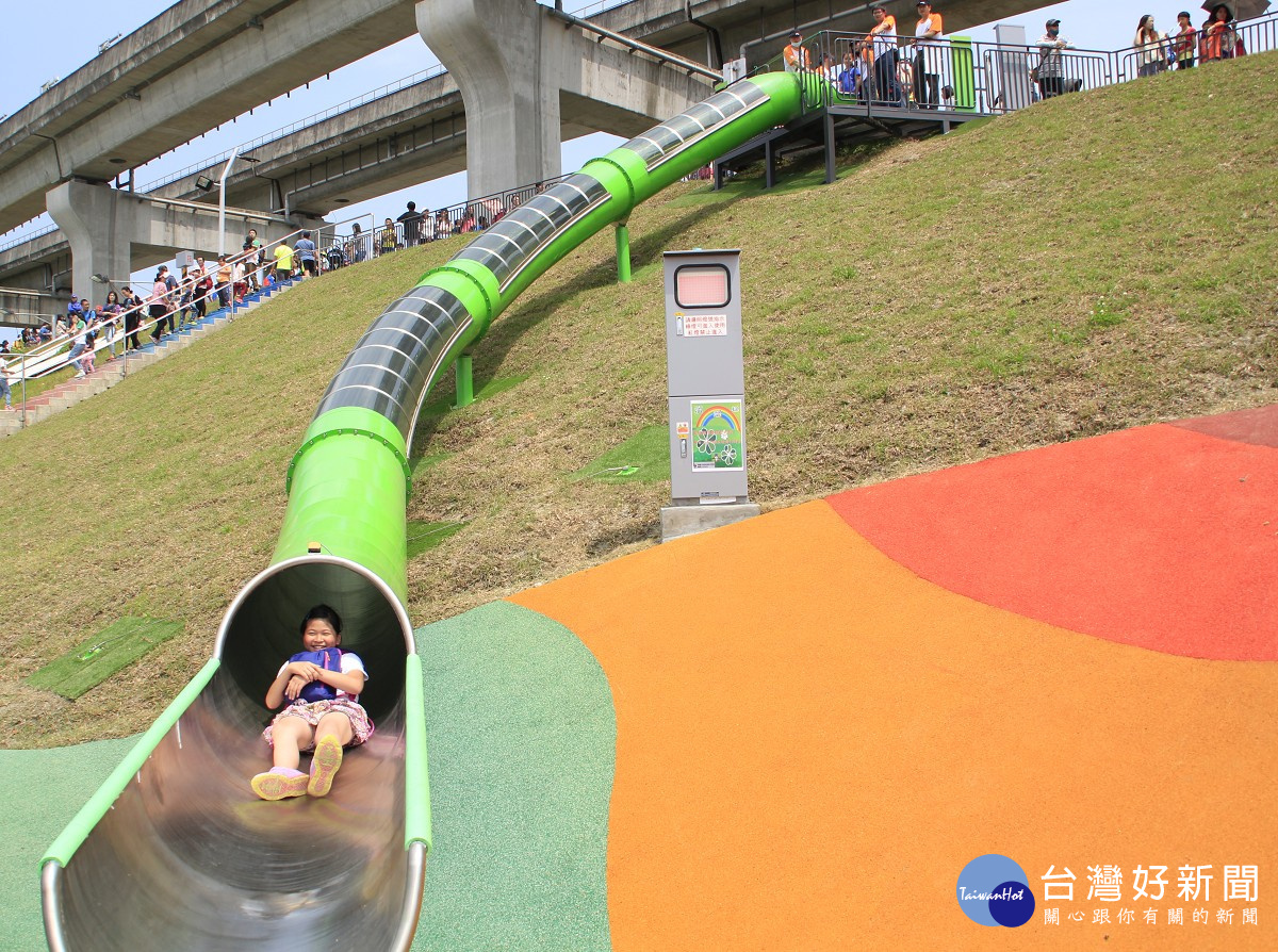 大臺北都會公園內首創7公尺高堤坡的幸運草地景溜滑梯