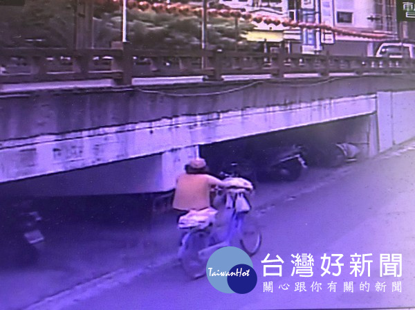 警方循線調閱路口監視器畫面,鎖定犯案竊嫌行蹤。