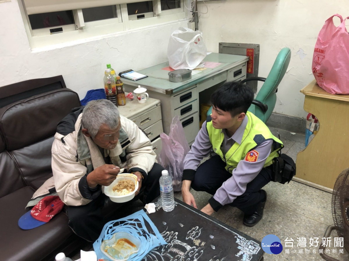 員警帶返老翁回派出所後提供飲用水及便當盒供溫飽。