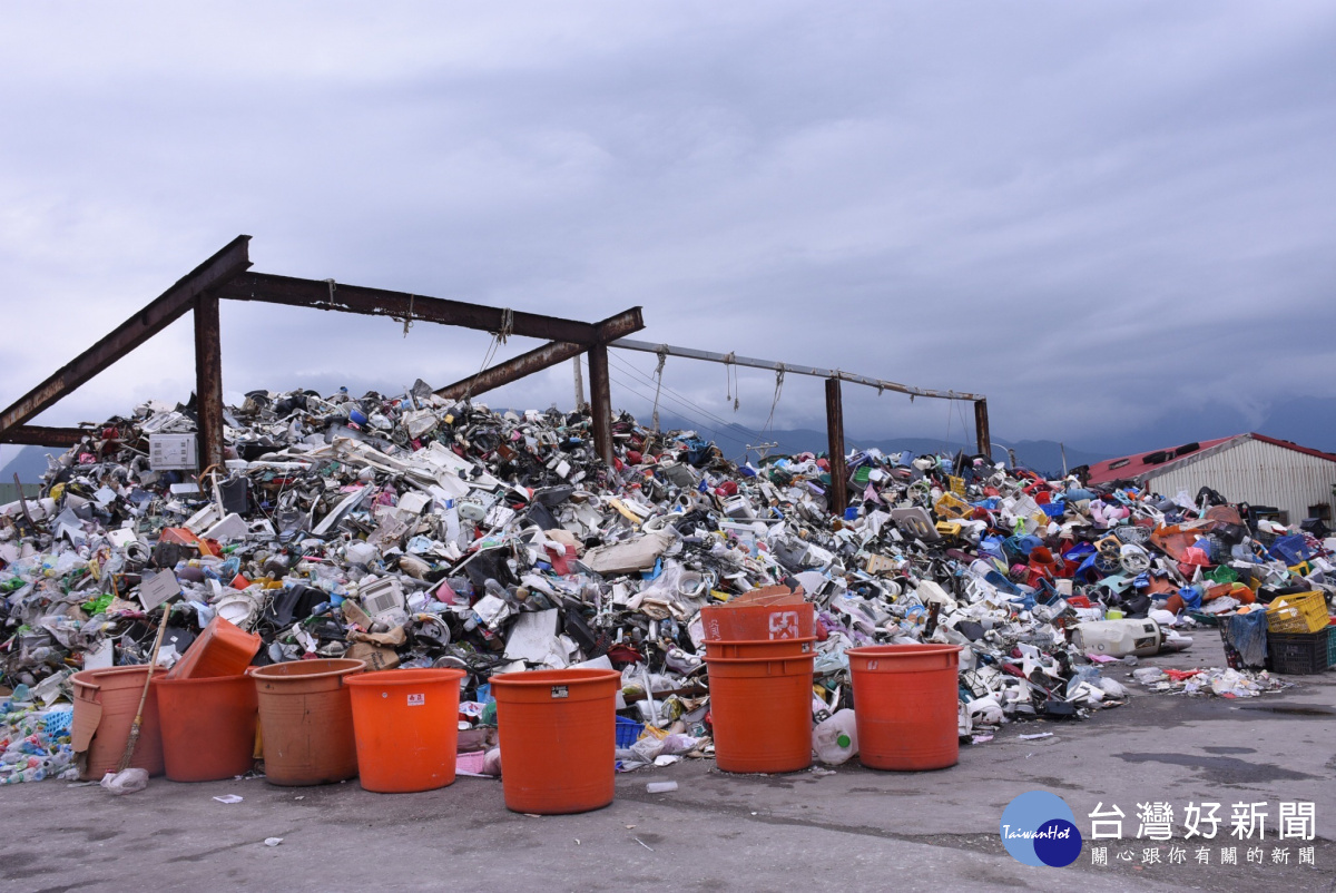 花蓮市公所102年回收量為4930.15噸，而在去年則是7240.93噸，回收量逐年增加，而回收最多的前三項則為紙類、鐵罐與寶特瓶。