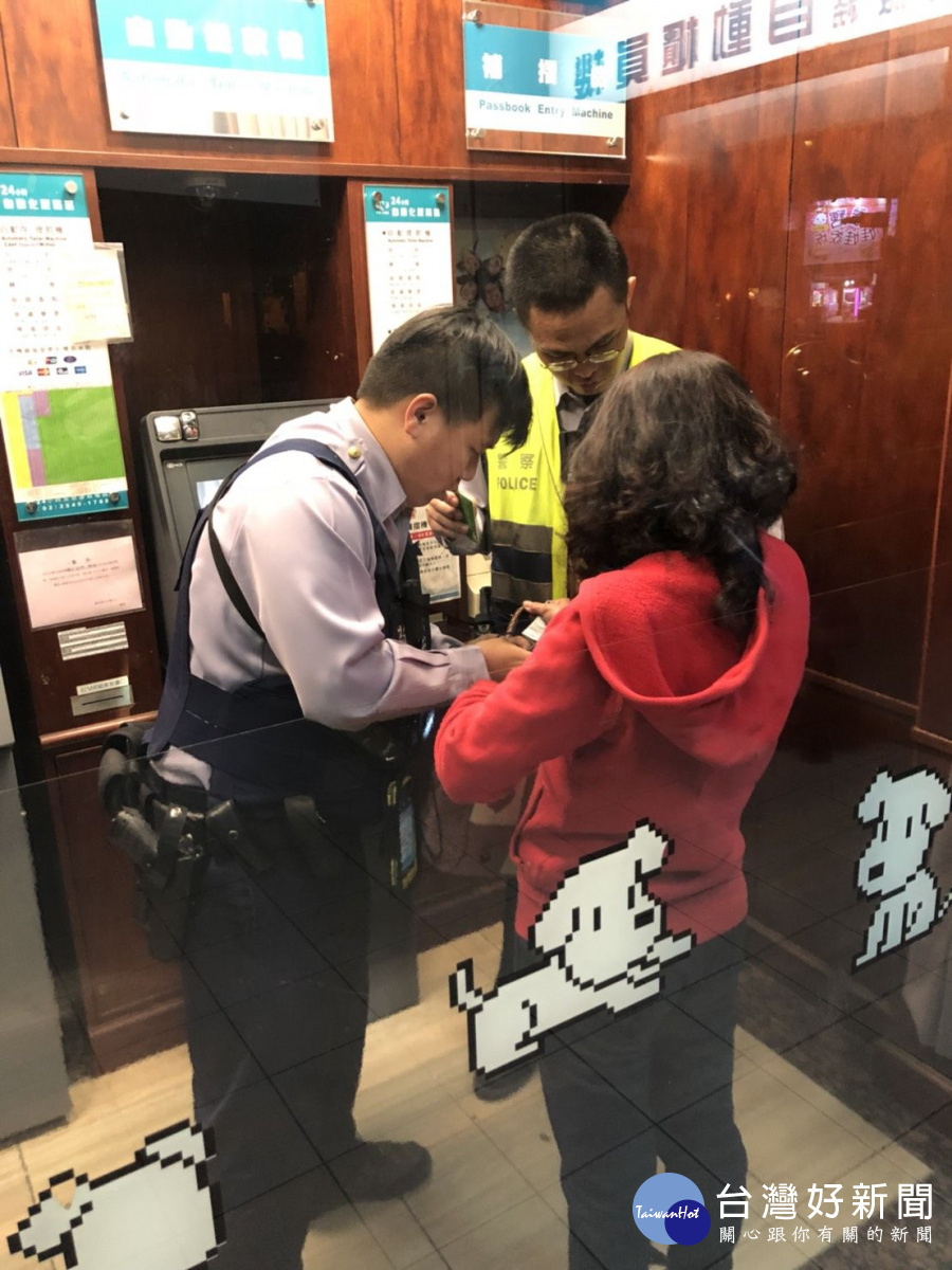 中壢派出所員警查獲詐欺車手林姓女嫌,提領贓款新臺幣5萬5千元。