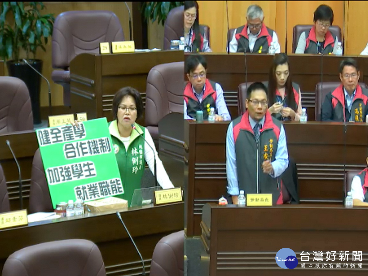 針對學生實習問題,桃園市議員林俐玲質詢勞工局長王安邦,希望健全產學合作機制來加強學生就業職能。