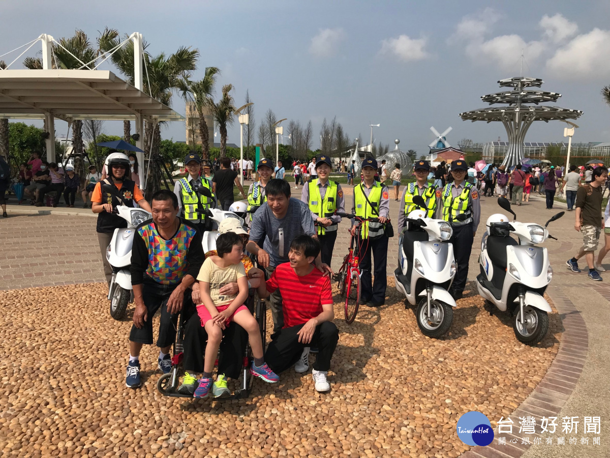 農業博覽會腳踏車巡邏隊,吸引農博遊客上前合照,意外成為拍照熱點。