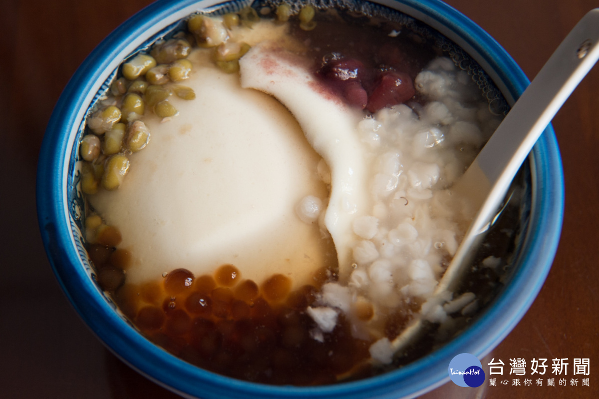 銅板美食~天氣好熱 來碗桃城豆花吧