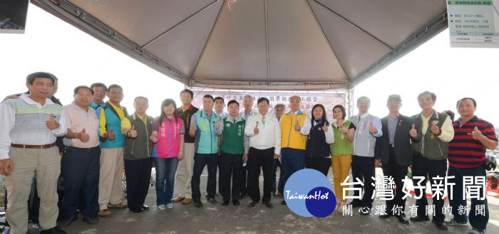 桃園市長鄭文燦前往蘆竹區,視察五酒桶山公園景觀改善工程。
