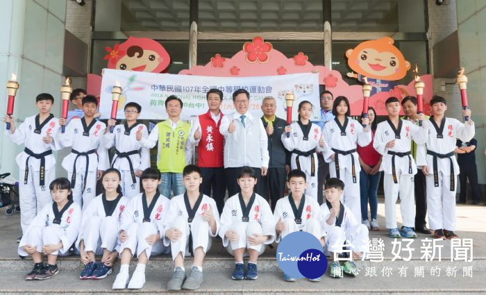 桃園市長鄭文燦,出席「107年全國中等學校運動會聖火傳遞桃市」致敬儀式。