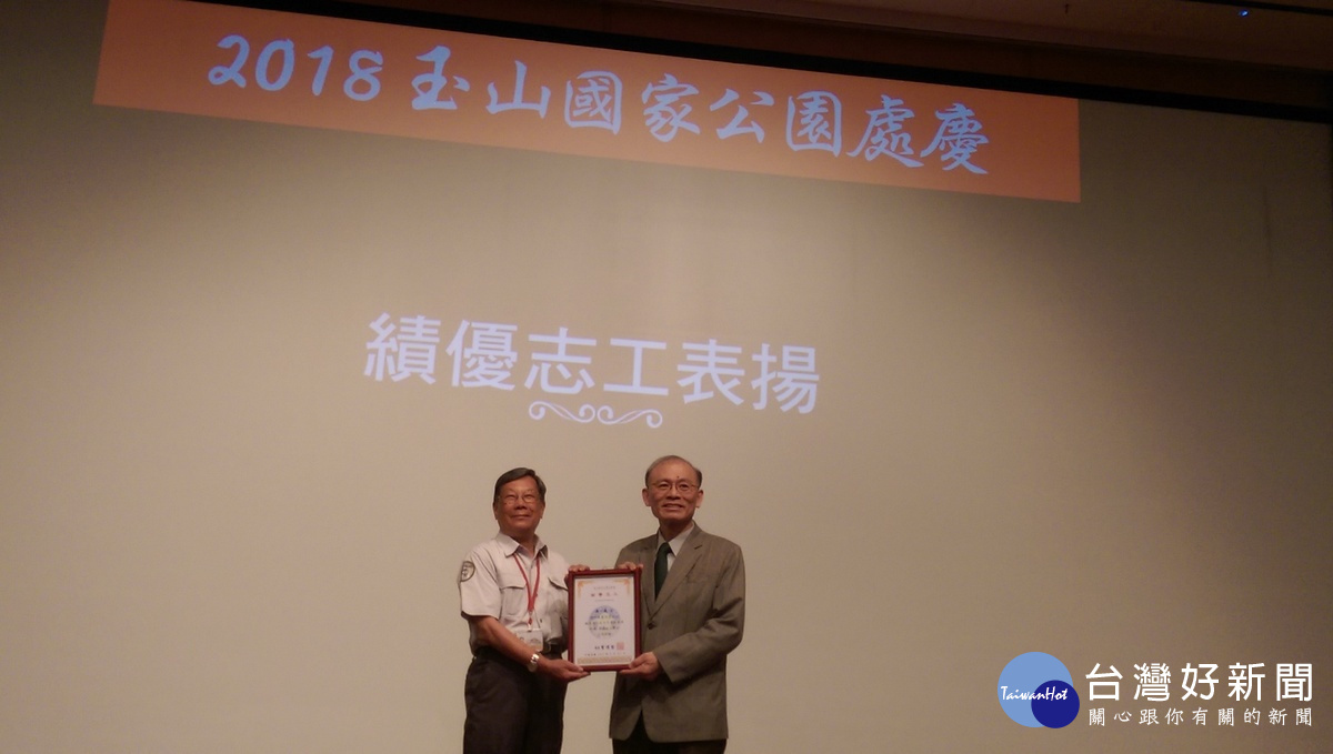 82歲的績優志工吳先生接受表揚。〈記者吳素珍攝〉