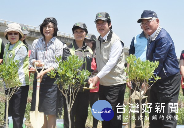 行政院長賴清德與雲林縣長李進勇、立委蘇治芬等,共同種下防風樹木,宣示政府提升環境品質的決心。(記者陳昭宗拍攝)