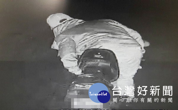 警方調閱路口監視器,追蹤歹徒犯案後行蹤。