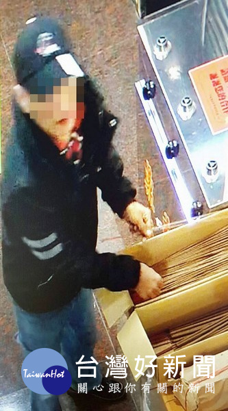 廟方人員從監視器畫面發現,竊嫌曾佯裝香客觀察現場。