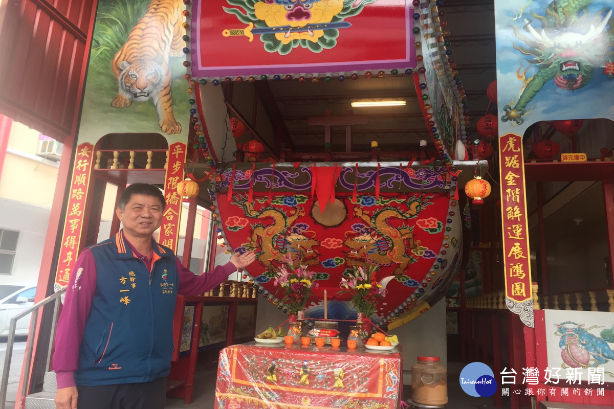 西港慶安宮總幹事方一峰指著建造好的王船說,西港刈香期間,二百多年來多半會下雨,方便王船行駛到王船地「送王船」遊天河。(圖/記者黃芳祿攝)