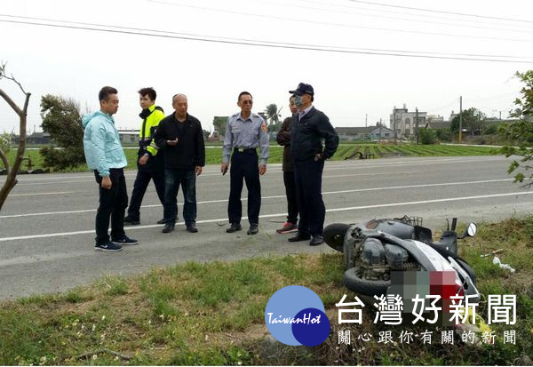 老翁騎車自撞不幸身故，警方前往現場勘查、採證，並研議因應預防對策。