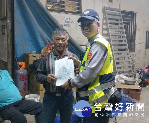 警方積極拜訪「資深」駕駛,宣導交通安全守法概念,以維護用路人行車安全。