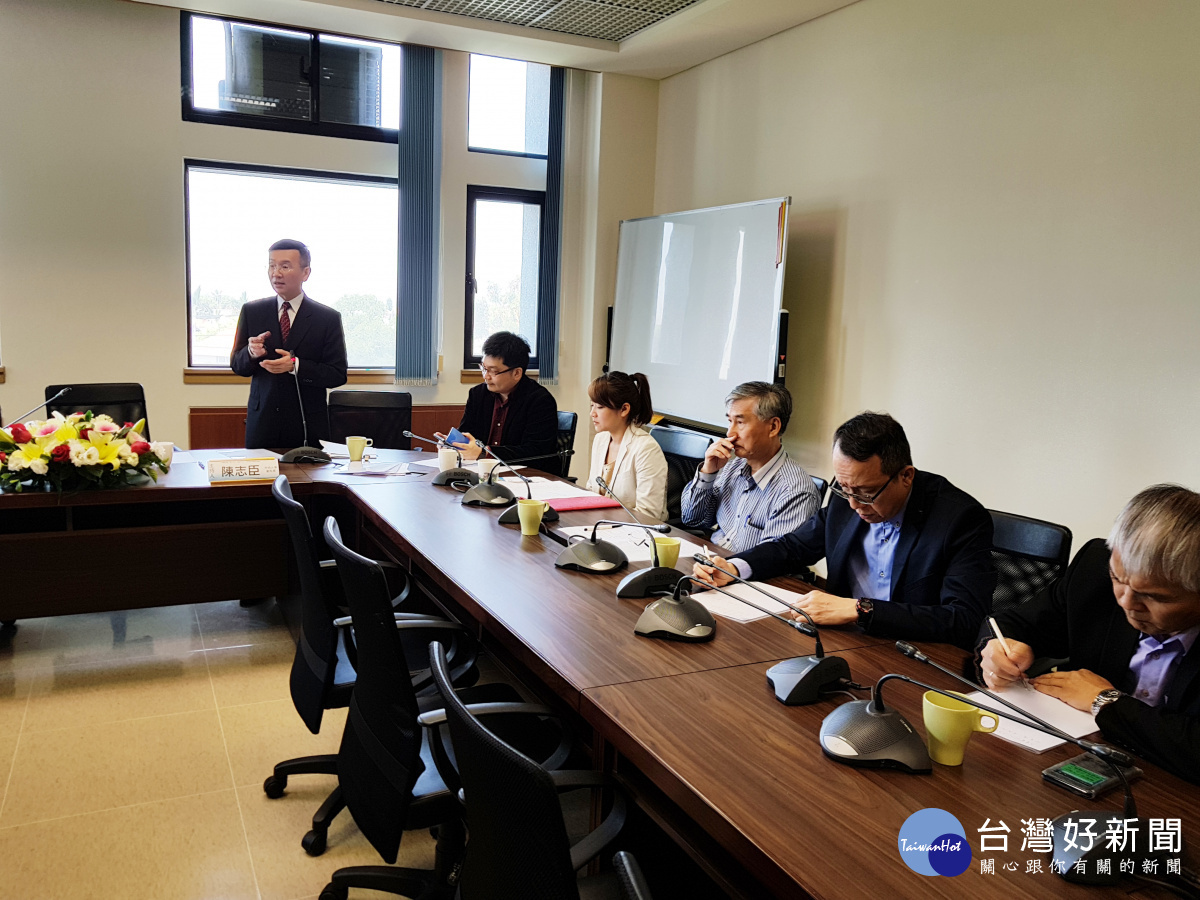 中央大學社會責任辦公室孫煒主任(站立者)與各校代表交流USR計畫執行情況。