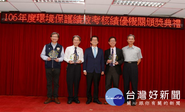 桃園市環保局獲得行政院環保署考評第一名的最高榮譽,局長沈志修接受環保署長李應元頒獎。