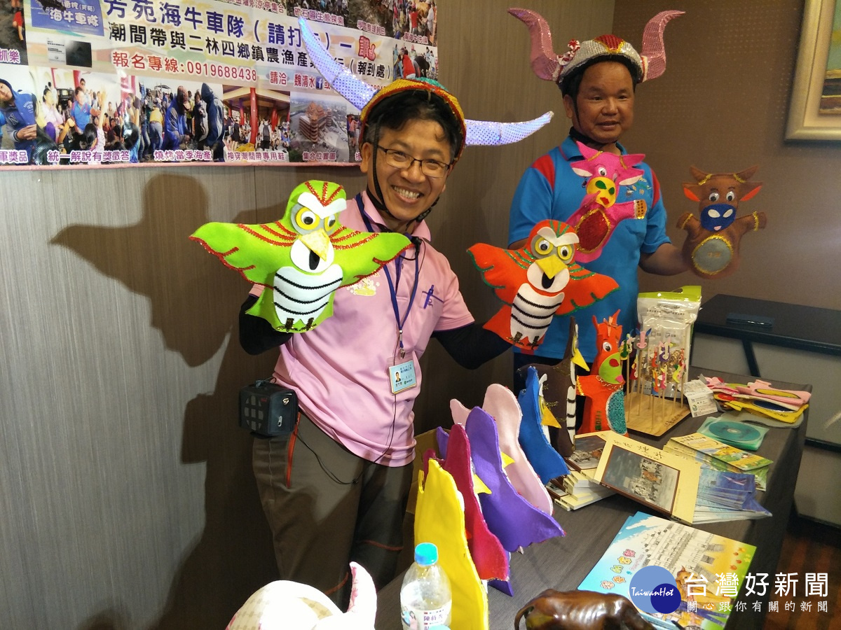 彰化客家桐花祭觀光整合行銷合作景點「芳苑海牛車隊」相關文創商品,很有特色。圖/記者鄧富珍攝