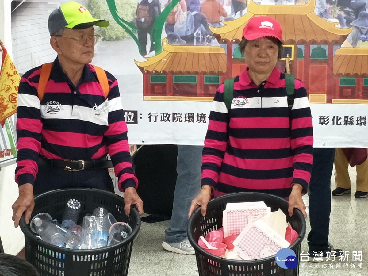 大甲媽祖遶境活動,環保進香新裝發表會宣導,呼籲民眾以水壺代替保特瓶喝水,減少垃圾量增加,進香保平安、愛地球、做環保。圖/記者鄧富珍攝