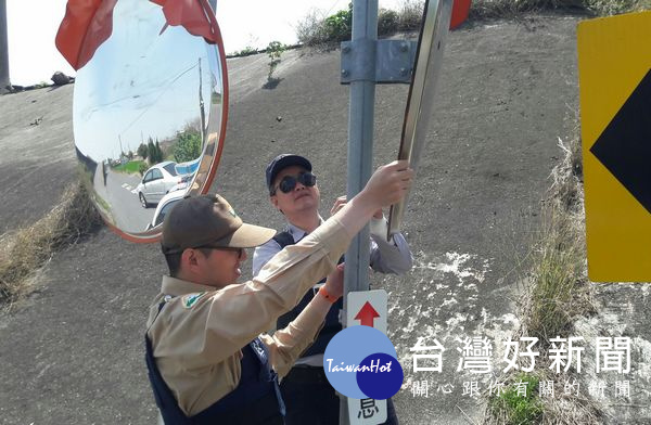 鹿寮所警員林宏安與役男許家瑋主動檢視調整已歪斜之反射鏡，維護用路人交通安全。