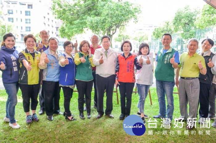 桃園市長鄭文燦,視察「八德區君臨休閒廣場既有籃球場」興建天幕設施可行性。