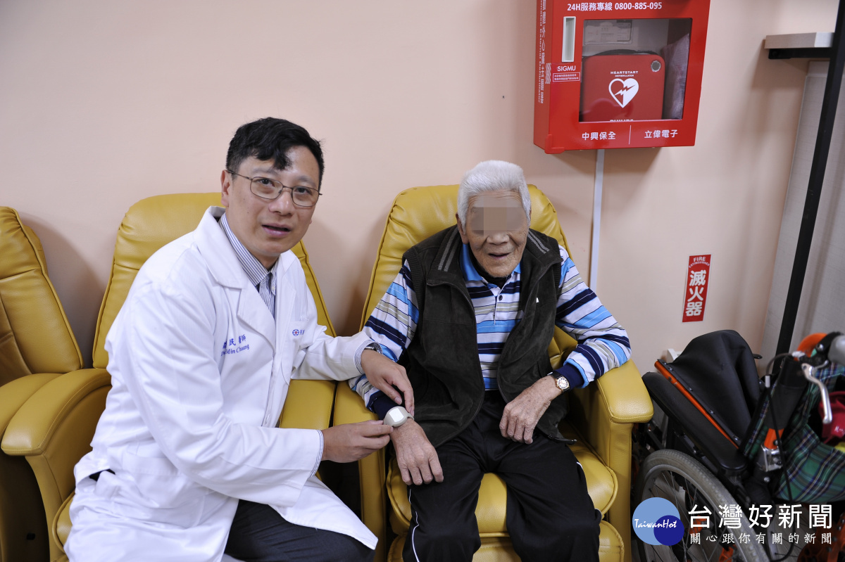莊毓民醫師指出,智慧手環與其他手環不同,可以按壓求救,當危急時第一時間就能得到協助。