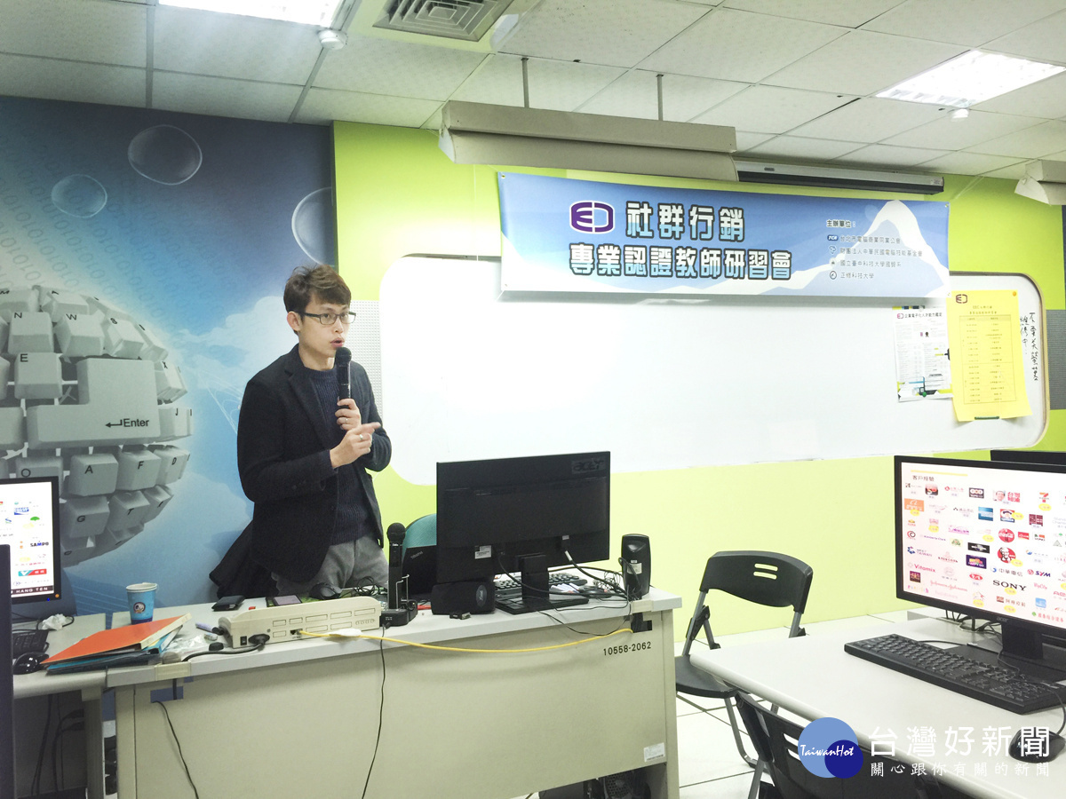 亞瑞特數位社群行銷CEO黃逸旻Steven上課演講中。