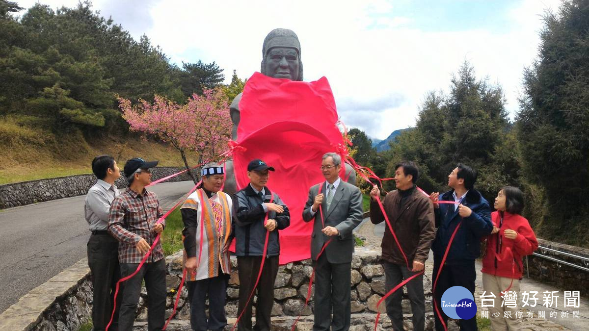 矗立於玉山國家公園塔塔加遊憩區入口的「布農勇士」石雕藝術作品揭幕儀式。
