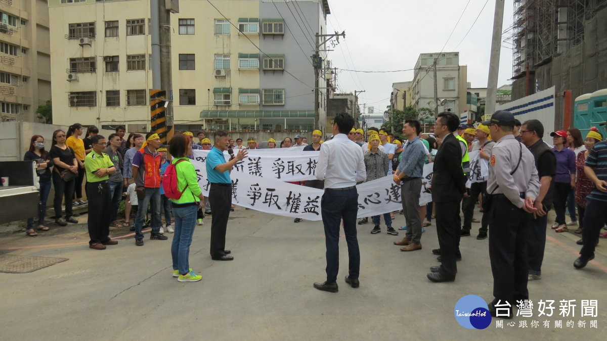 市議員張火爐前往現場關心，希望還給當地住戶行的安全，讓他們住得安心。