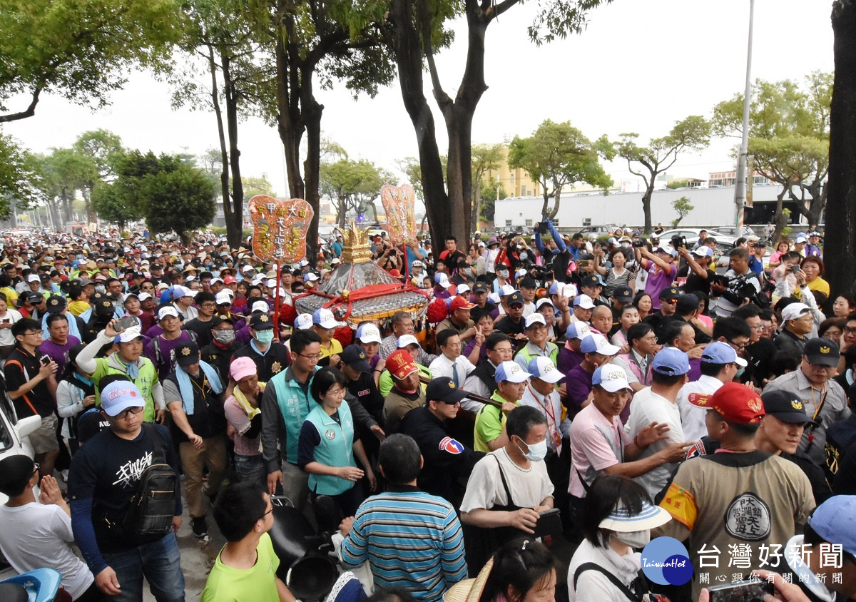 大甲鎮瀾宮媽祖遶境進香抵達彰化,縣長魏明谷等人抬轎,縣長人潮滿滿。