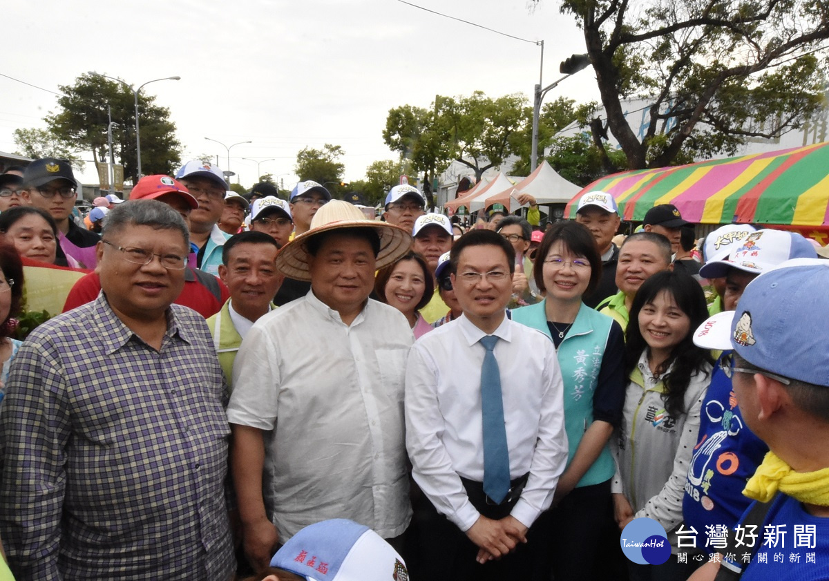 大甲鎮瀾宮媽祖遶境進香抵達彰化，鎮瀾宮董事長顏清標與彰化縣長魏明谷等人。)