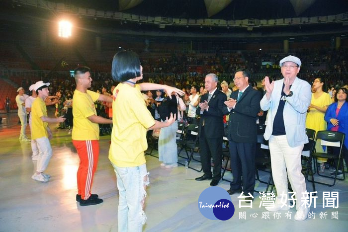 桃園市長鄭文燦出席「2018閃亮星希望-愛在四月天公益演唱會」。