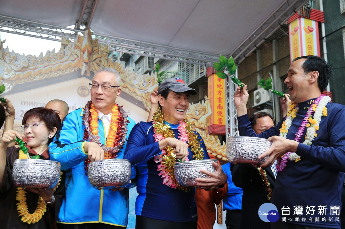 市長朱立倫、前總統馬英九、國民黨主席吳敦義、前國民黨主席洪秀柱等出席與緬甸高僧一同進行灑淨儀式為民祈福。(圖/記者黃村杉攝)