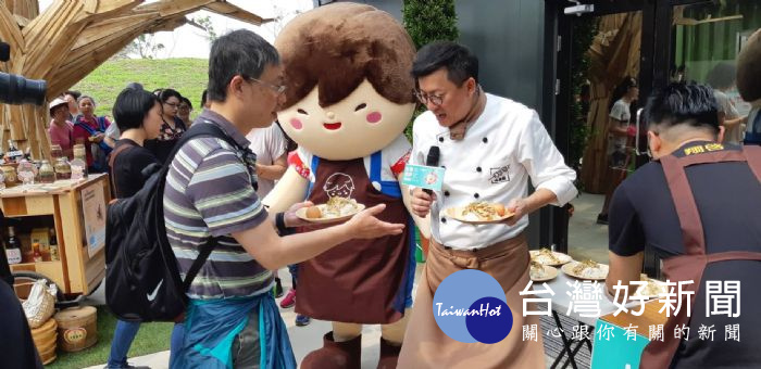 五大名廚輪流替你上課,吳秉承師傅和詹姆士輪番上陣,民眾反應熱烈。