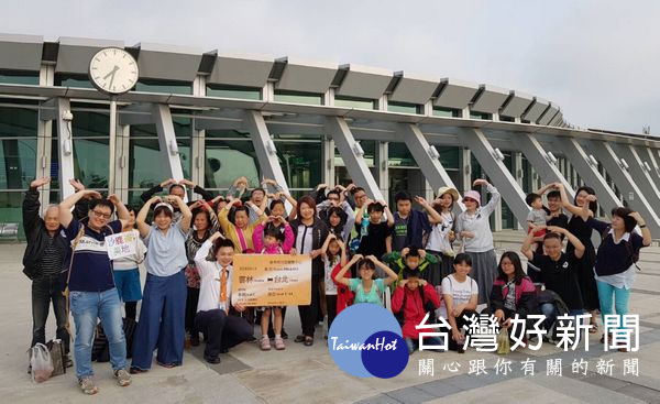 台灣高鐵公司落實企業社會責任,贊助偏鄉弱勢團體搭乘高鐵,留下永生難忘的回憶。(記者陳昭宗拍攝)