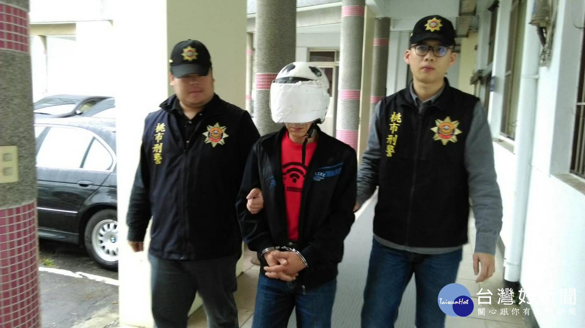 楊梅分局偵查隊與龍潭分局偵查隊，在桃園市龍潭區中豐路逮獲劉嫌。