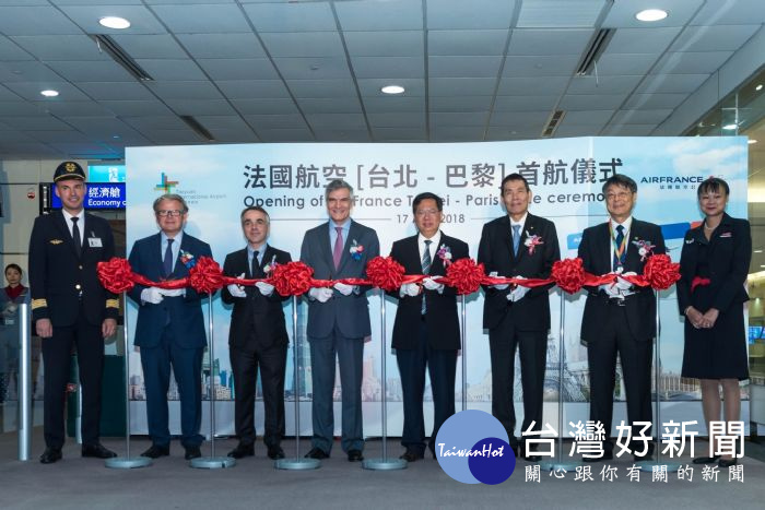 桃園市長鄭文燦前往桃園國際機場第二航廈,出席「法國航空台北-巴黎航線開航儀式」。