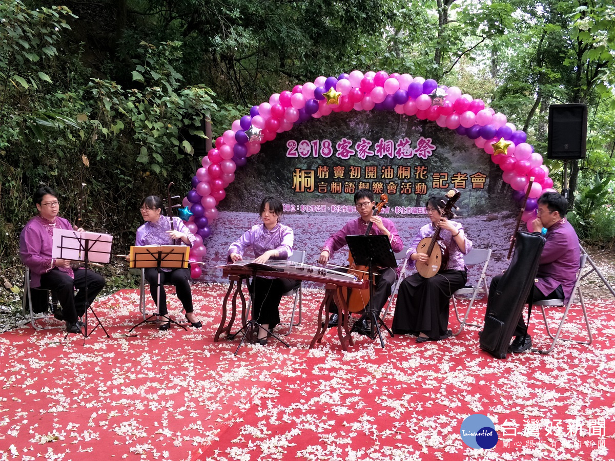福田社區盛開的油桐花與樂團的樂音相得益彰。圖／記者鄧富珍攝