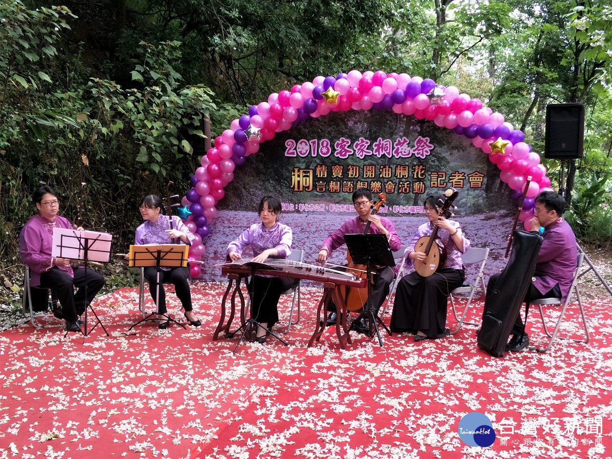 福田社區盛開的油桐花與樂團的樂音相得益彰。圖/記者鄧富珍攝