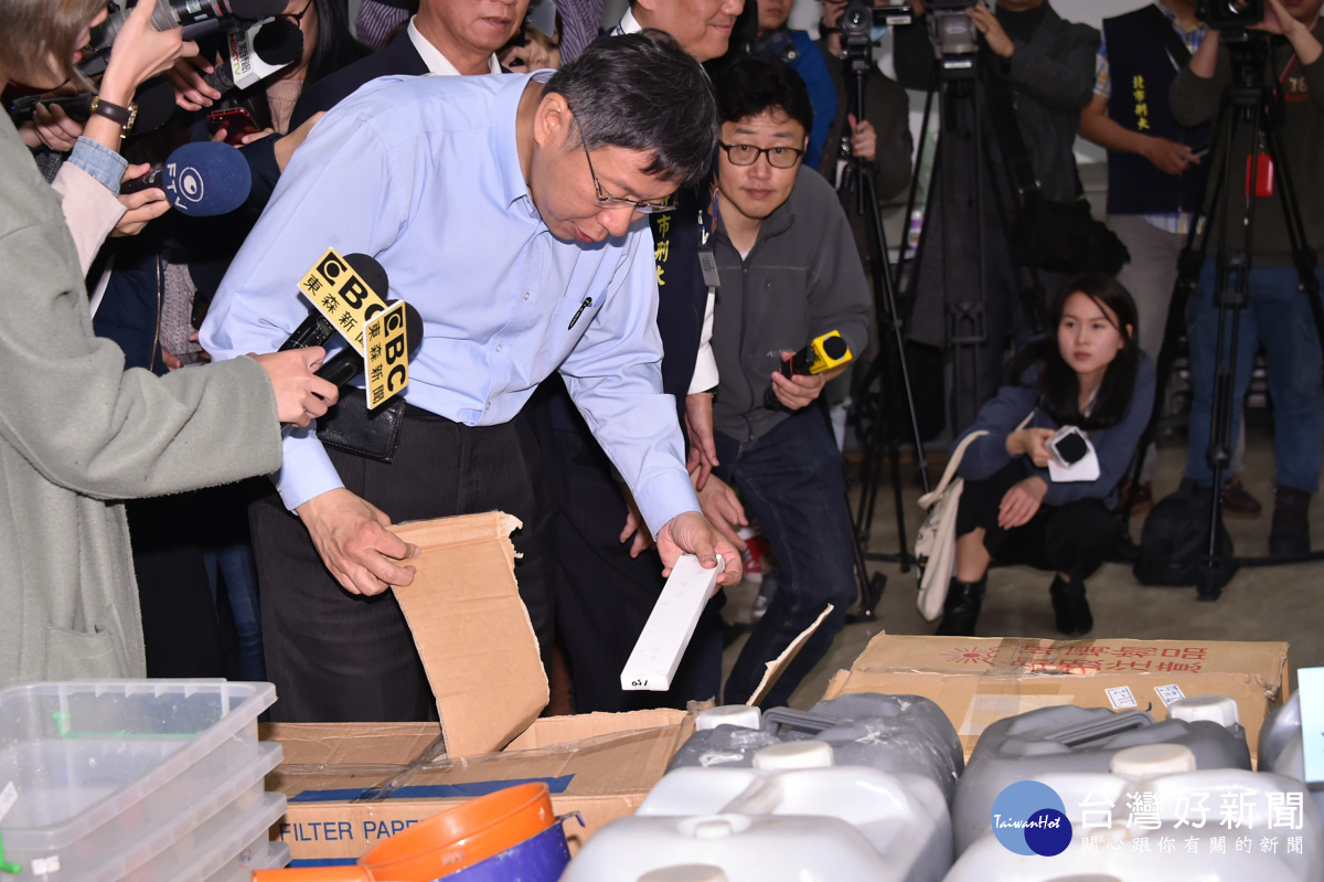 柯文哲對於現場查扣的安非他命、製毒器具很有興趣,還好奇的拿起來仔細研究。他笑說,不要忘記他以前也是醫生,對製藥也很有興趣。