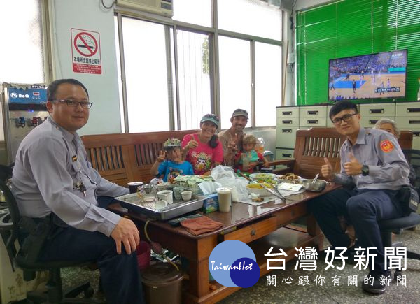楊哲欣以流利的英文邀約外籍旅客共進午餐，於所內相談甚歡，這對外籍夫妻也開心讚嘆台灣的警察親切又友善。