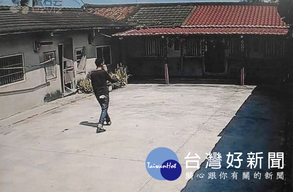 監控攝影系統清楚拍下男子登堂入室，警方根據其行竊畫面比對，傳訊男子到案。