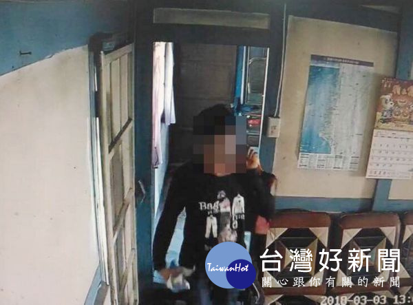 男子於屋內四處翻找，卻沒發現值錢的物品或現金，於是就順手拿走1組放在桌上的保健食品離開。