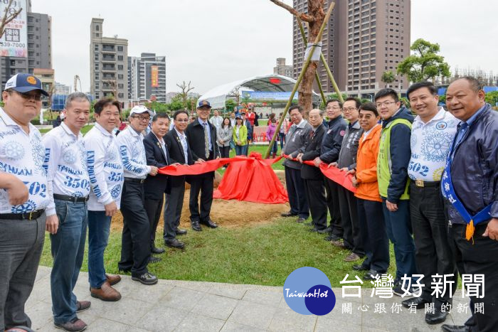 桃園市長鄭文燦前往桃園區向陽公園,出席「桃園市國際扶輪3502地區第4、8分區贊助金植樹活動」。