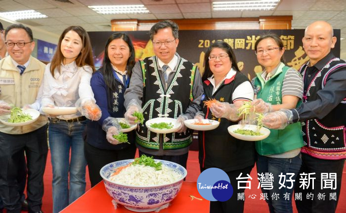 桃園市長鄭文燦在市府,出席2018龍岡米干節宣傳記者會。