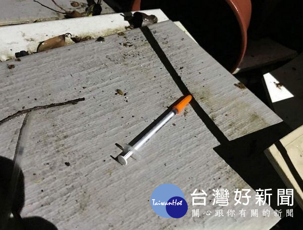 北港警方積極偵辦逮捕零錢大盜，起出犯案工具及使用過的海洛因注射針筒、藥鏟等證物。（記者陳昭宗拍攝）