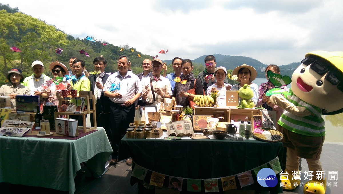 中台灣的農村好物齊聚一堂，邀請愛好農村自然、健康取向產品的好朋友們一起共襄盛舉。〈左6為水土保持局副局長林長立、左4為南投分局分局長陳榮俊〉〈記者吳素珍攝〉