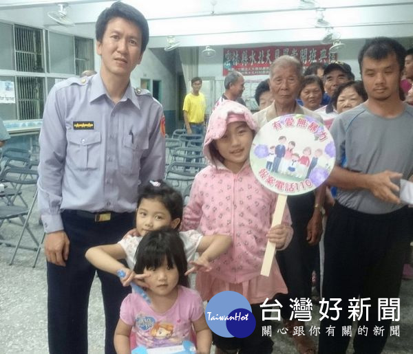 警方透過社區治安會議,向居民宣導防制毒品觀念,俾以提升民眾毒品防制意識。(記者陳昭宗拍攝)