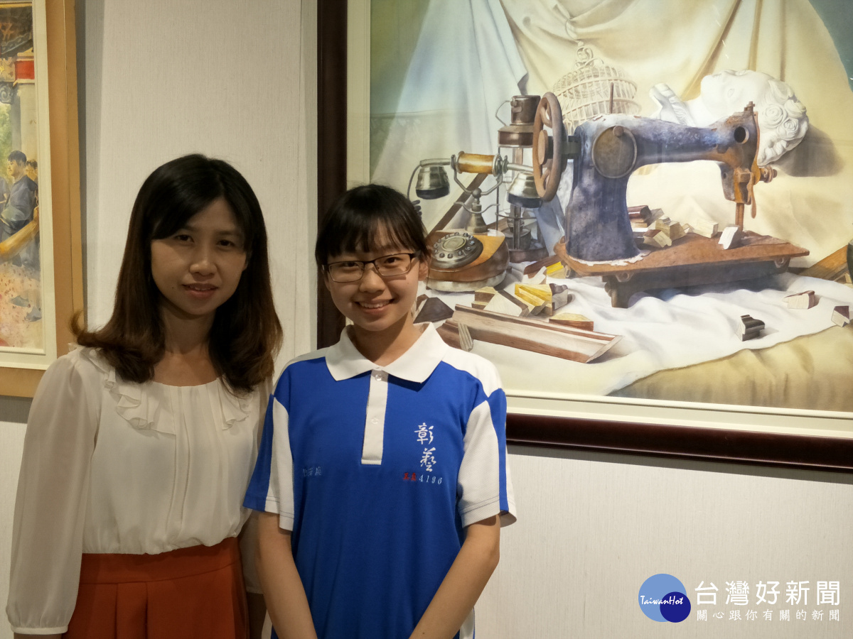 彰化藝術高中美術班指導老師和創作第一名學生的創作「人生裁縫」。圖/記者鄧富珍攝
