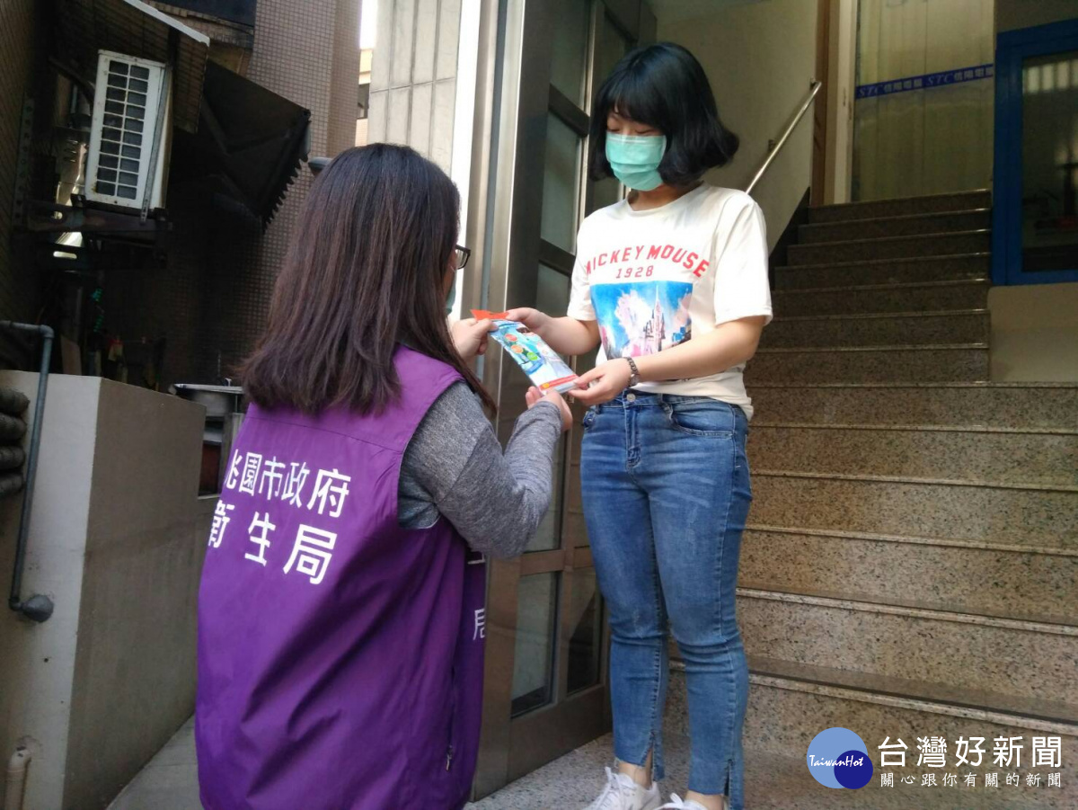 衛生局為防止疫情擴大,已動員防疫人員計450人次,並成立麻疹專案小組,積極追蹤接觸者健康狀況。