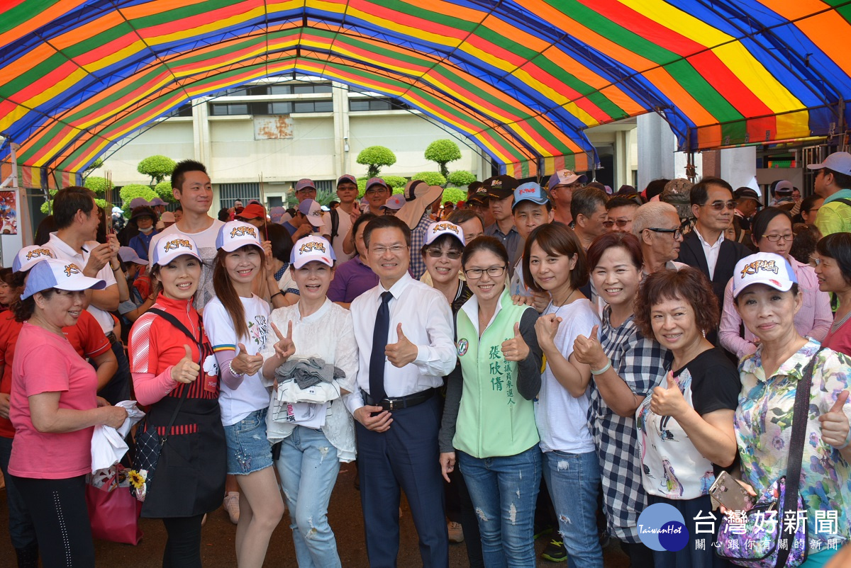 大甲媽祖遶境，縣長魏明谷與大批熱情民眾親切合照。