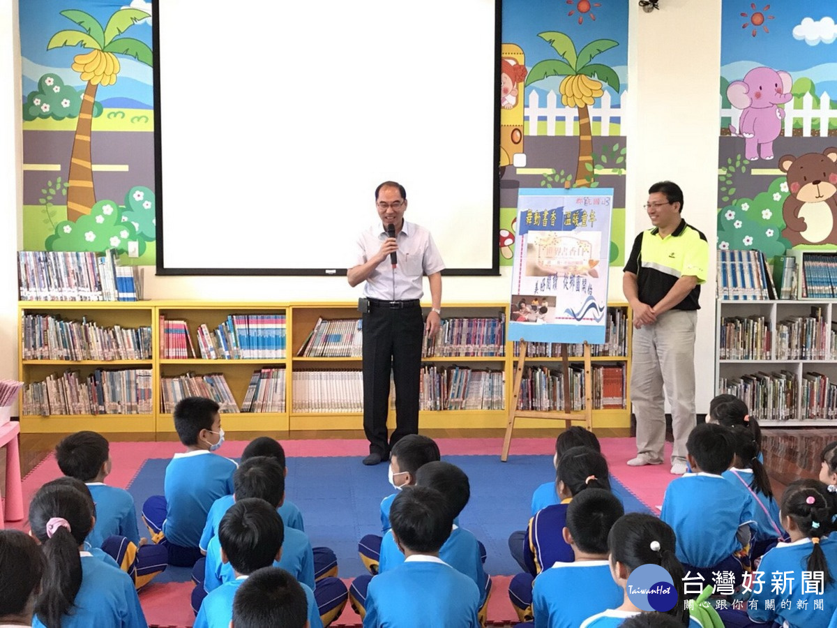 水里鄉長陳癸佑歡迎來自郡坑國小的小貴賓們,並為他們說故事。〈記者吳素珍攝〉